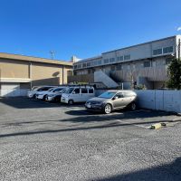 杉並区浜田山の賃貸物件/マンションの北側は駐車場。その北側に線路です