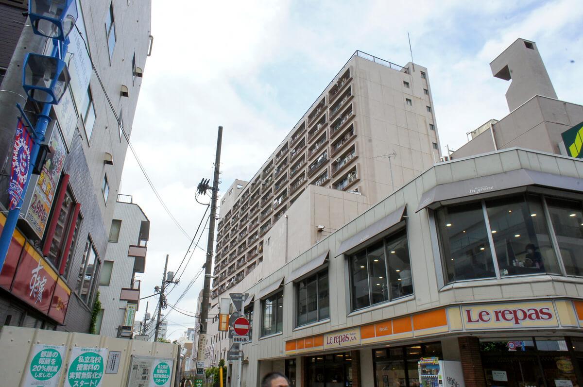渋谷区幡ヶ谷の賃貸物件/外観。写真奥の高い建物です