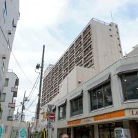 渋谷区幡ヶ谷の賃貸物件/外観。写真奥の高い建物です
