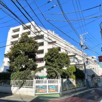 世田谷区太子堂の賃貸物件/1階には幼稚園。時間帯によっては小さな子供たちの元気な声が聞こえてきます