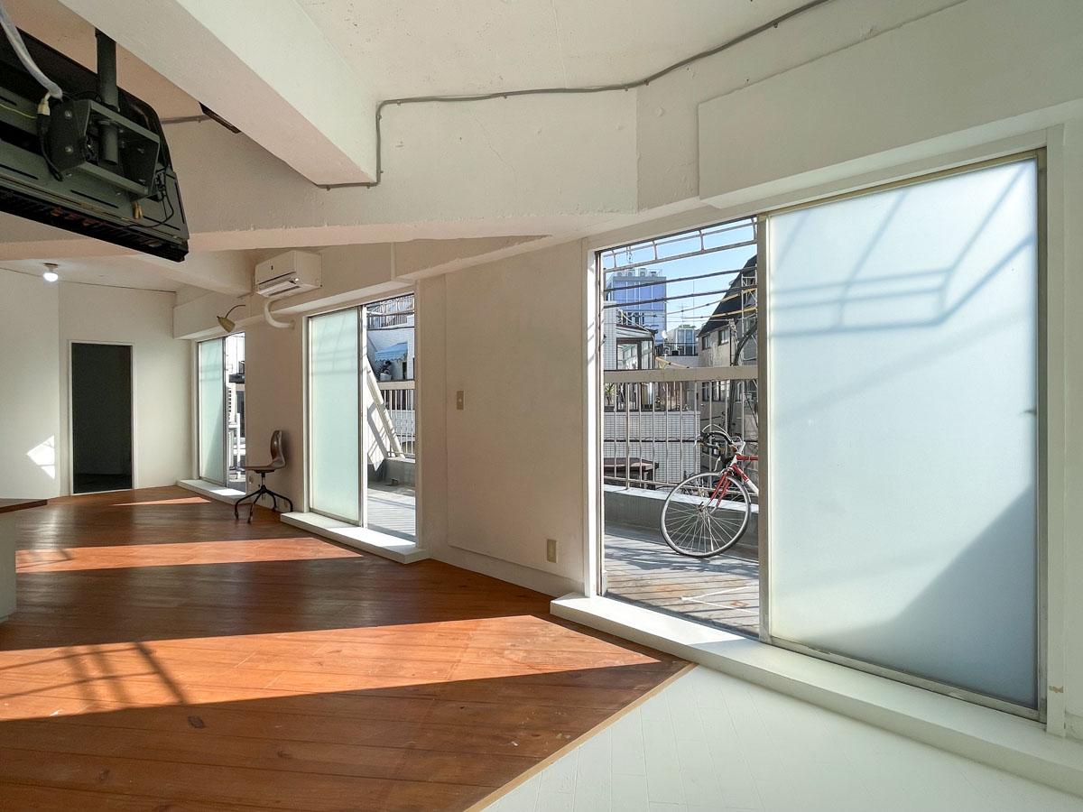 世田谷区太子堂の賃貸物件/綺麗な光が入る空間。左上に写っているモニターは撤去済み