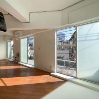 世田谷区太子堂の賃貸物件/綺麗な光が入る空間。左上に写っているモニターは撤去済み