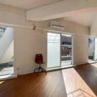 世田谷区太子堂の賃貸物件/リビングのエアコン2基は新しいものに交換済み