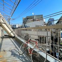 世田谷区太子堂の賃貸物件/バルコニーもひろびろ。机や椅子を出してくつろぎながら、今日はどこに飲みに行こうかなと考える幸せが待ってます