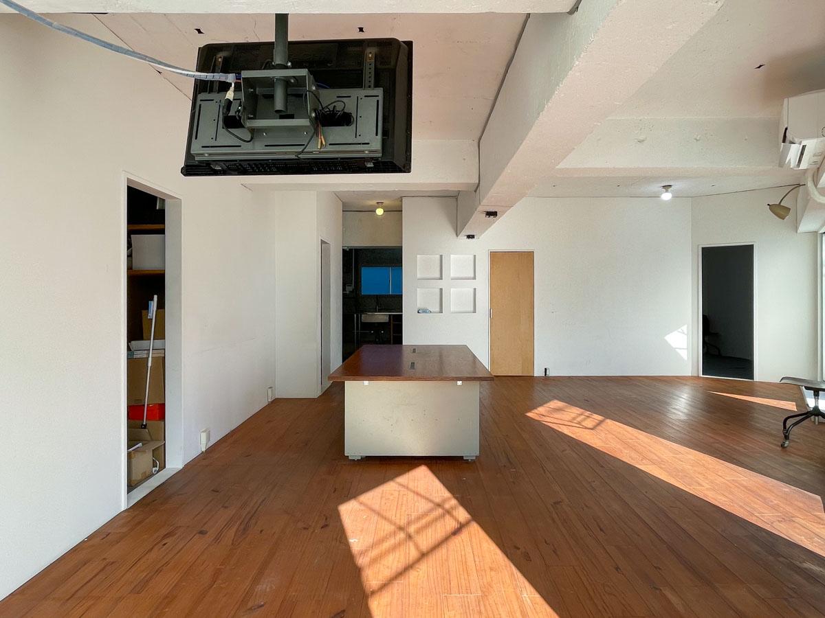 世田谷区太子堂の賃貸物件/中央のデスクと上部のモニターはこのままでの引き渡しが希望ですが、撤去も相談可能