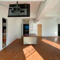 世田谷区太子堂の賃貸物件/中央のデスクと上部のモニターはこのままでの引き渡しが希望ですが、撤去も相談可能