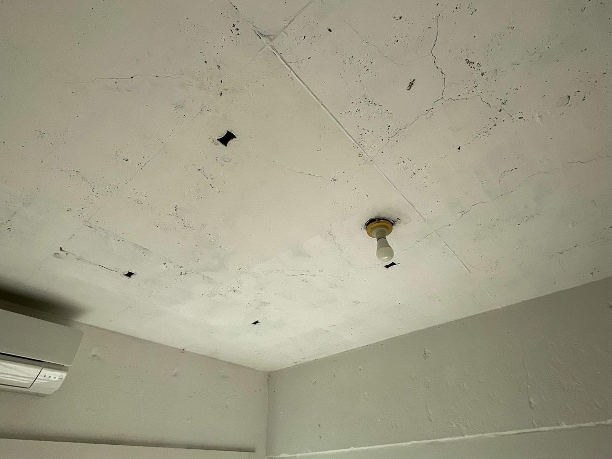 世田谷区太子堂の賃貸物件/天井はよく見るとラフな表情がしっかりと残っている