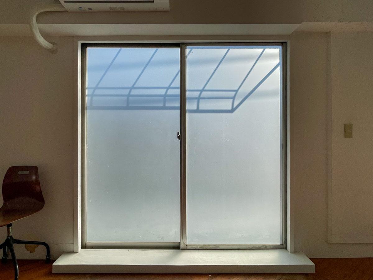 世田谷区太子堂の賃貸物件/窓はすりガラス。閉めると外からは全く見えない