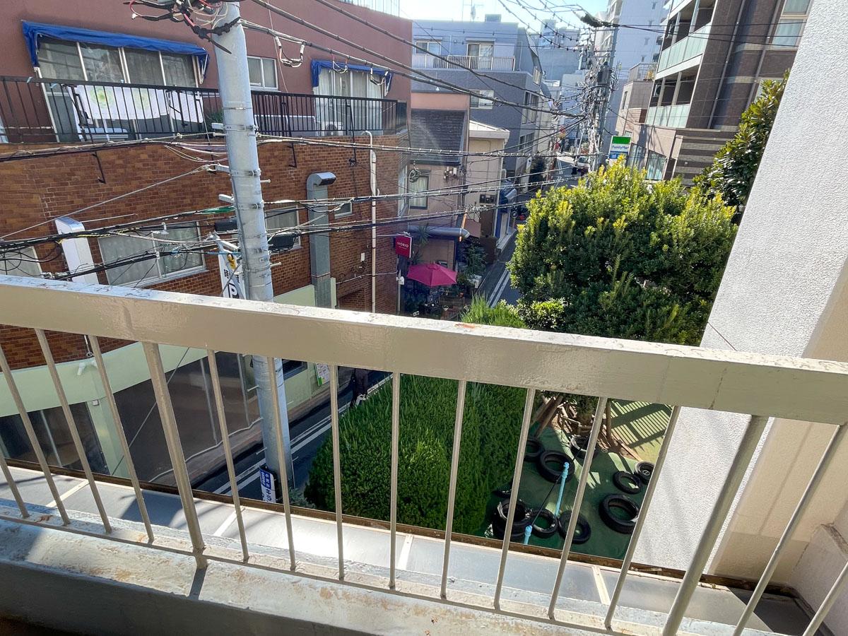 世田谷区太子堂の賃貸物件/すぐ下の道を1分ほど歩けば24時間営業の西友。急にお腹が空いても、何か日用品が足りなくても安心