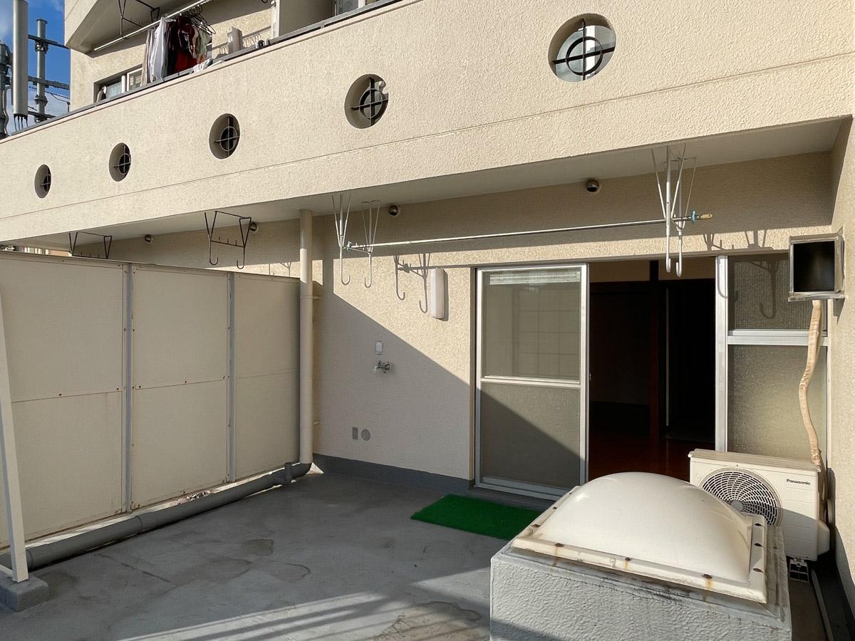 新宿区改代の賃貸物件/ルーフバルコニーを部屋に向かって