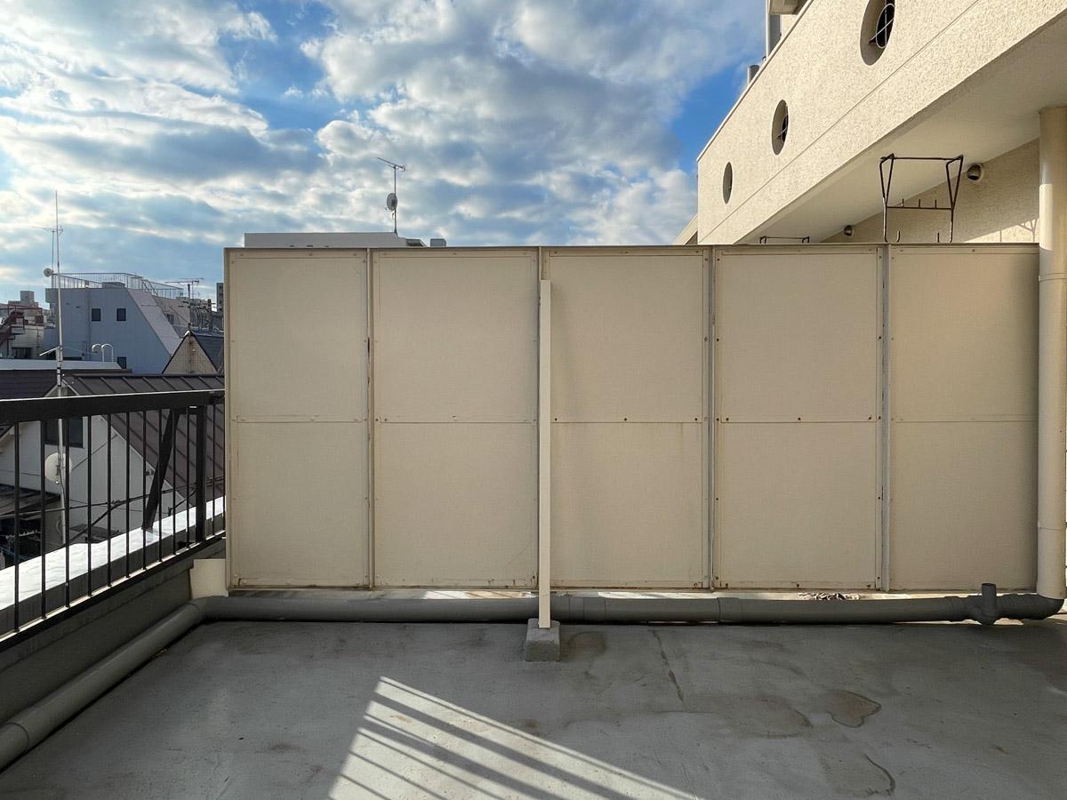 新宿区改代の賃貸物件/西側は隣のルーフバルコニーとのパーテーション