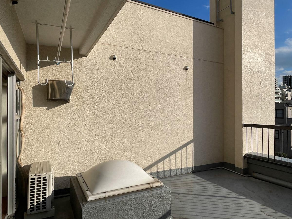 新宿区改代の賃貸物件/東側は高い壁