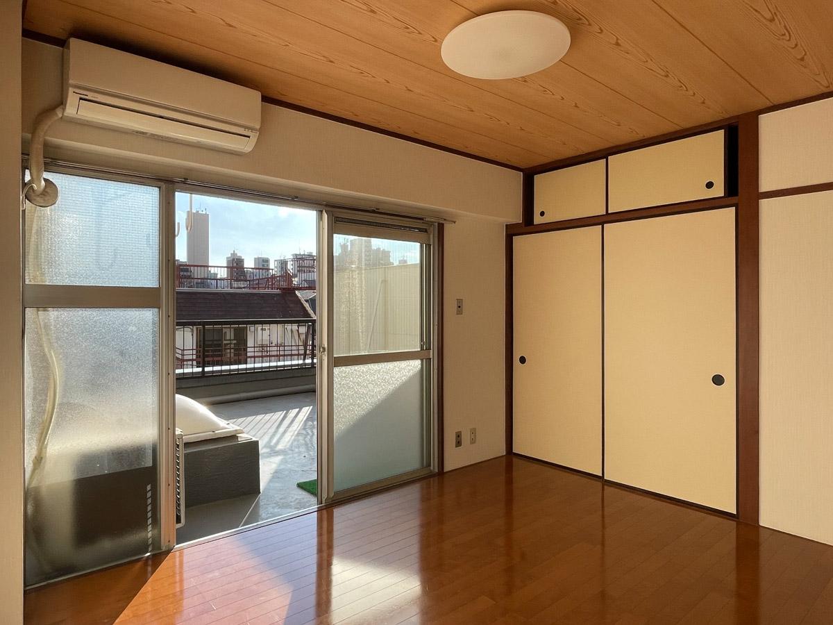 新宿区改代の賃貸物件/木が多めのレトロな雰囲気の室内。ぽかぽかとした日当たり