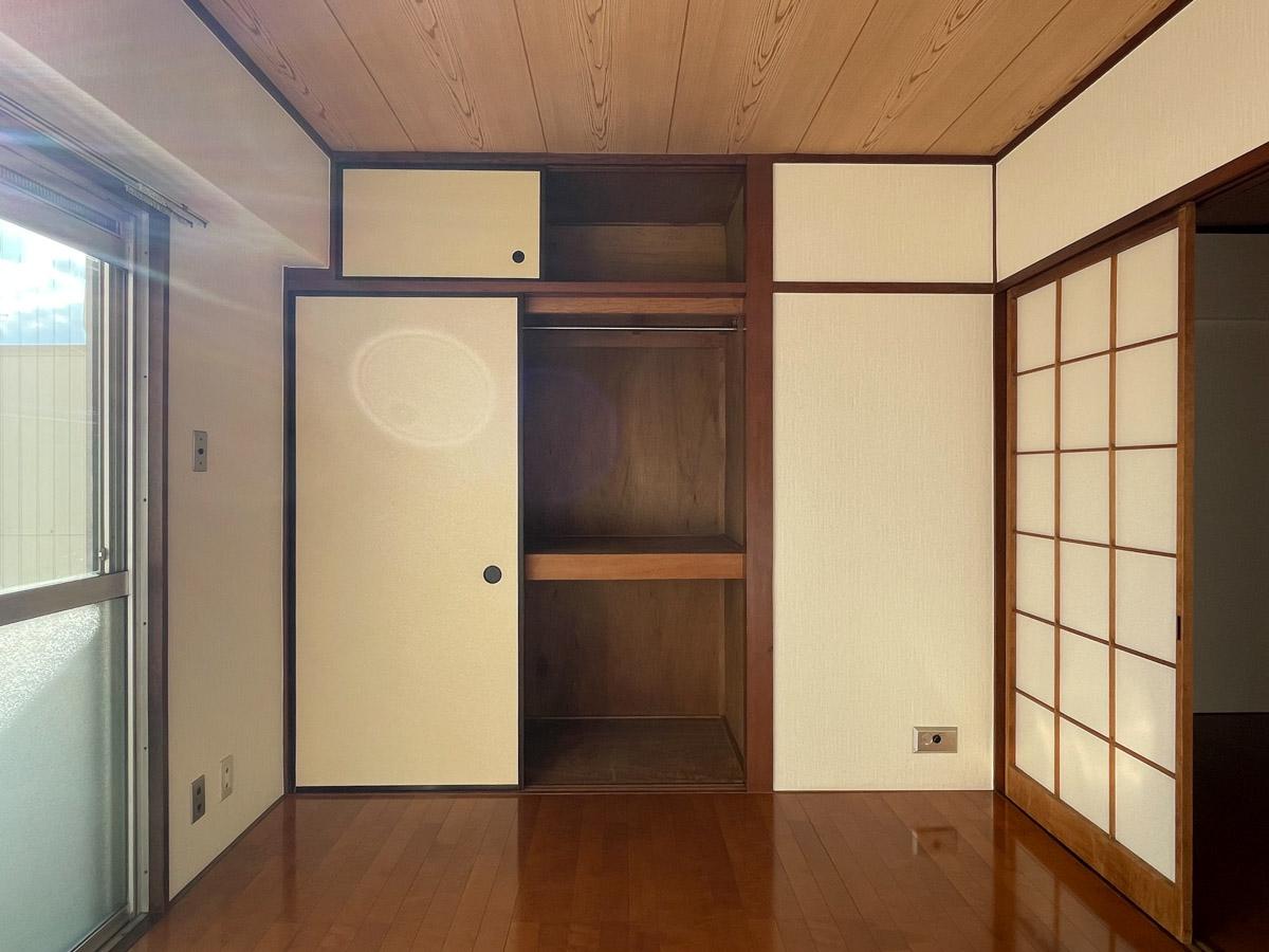 新宿区改代の賃貸物件/6畳の洋室の収納は押し入れ。上段にハンガーパイプが付いています