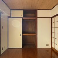 新宿区改代の賃貸物件/6畳の洋室の収納は押し入れ。上段にハンガーパイプが付いています