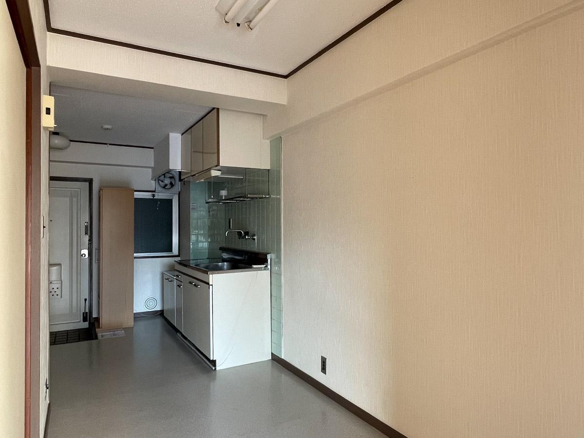 新宿区改代の賃貸物件/廊下。キッチンの横に冷蔵庫や食器棚を置くことができます