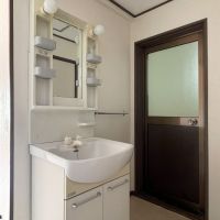 新宿区改代の賃貸物件/洗面台。右側の扉は浴室