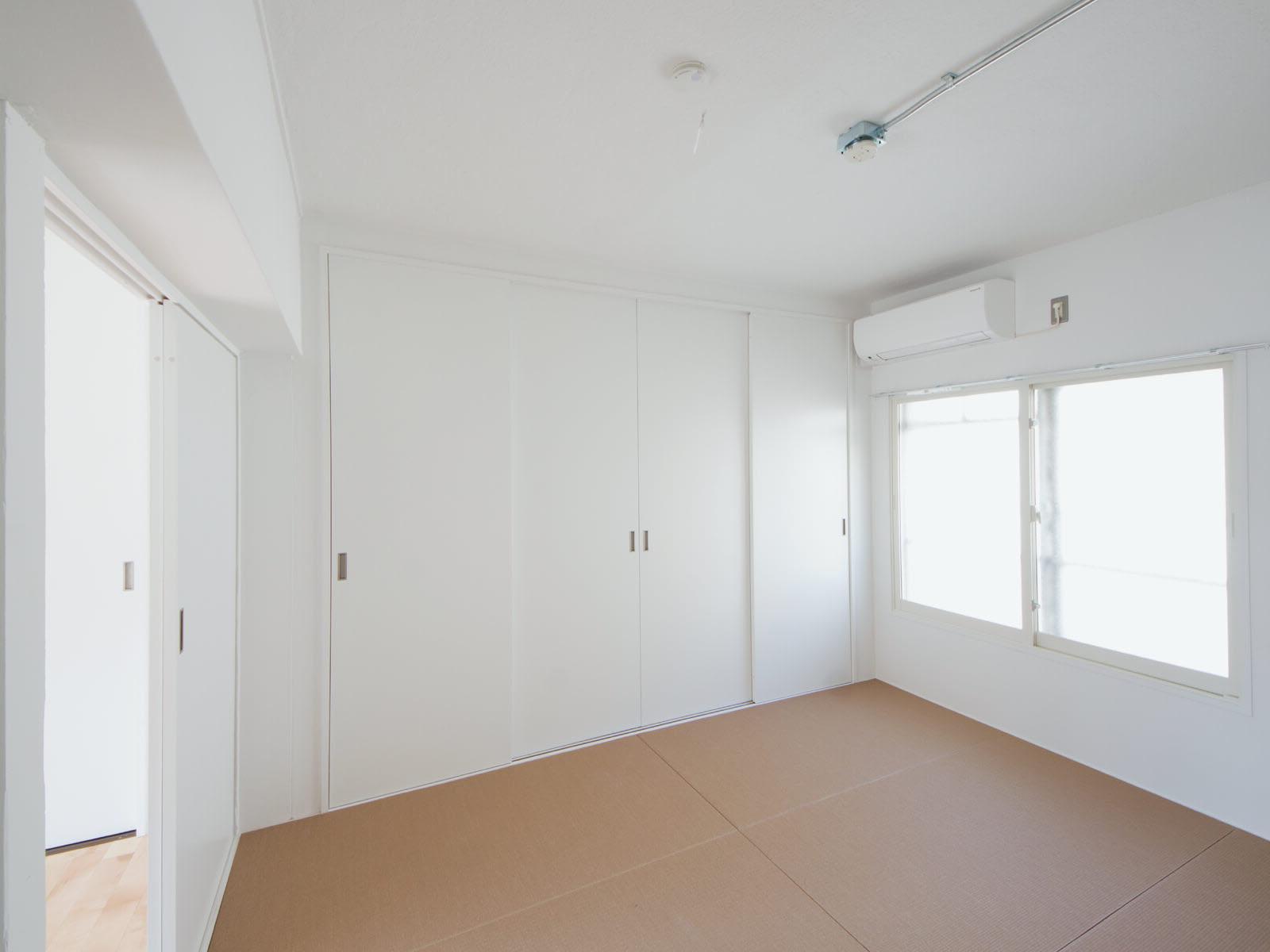 杉並区高円寺北の賃貸物件/縁なしの和紙畳がすてきな和室、押入はたっぷり2つ分（今回の募集は押入扉がふすまタイプの部屋です）