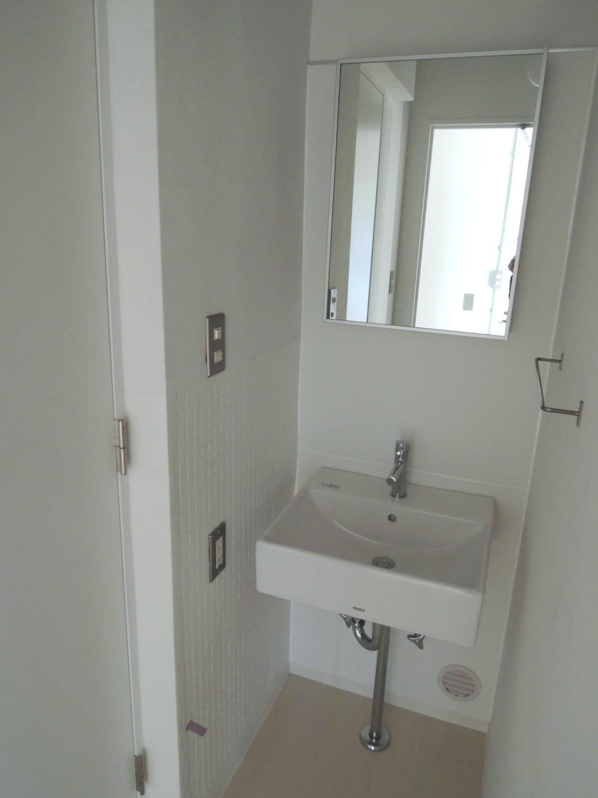 杉並区高円寺北の賃貸物件/洗面所の左右にバスとトイレが分かれます