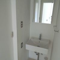 杉並区高円寺北の賃貸物件/洗面所の左右にバスとトイレが分かれます