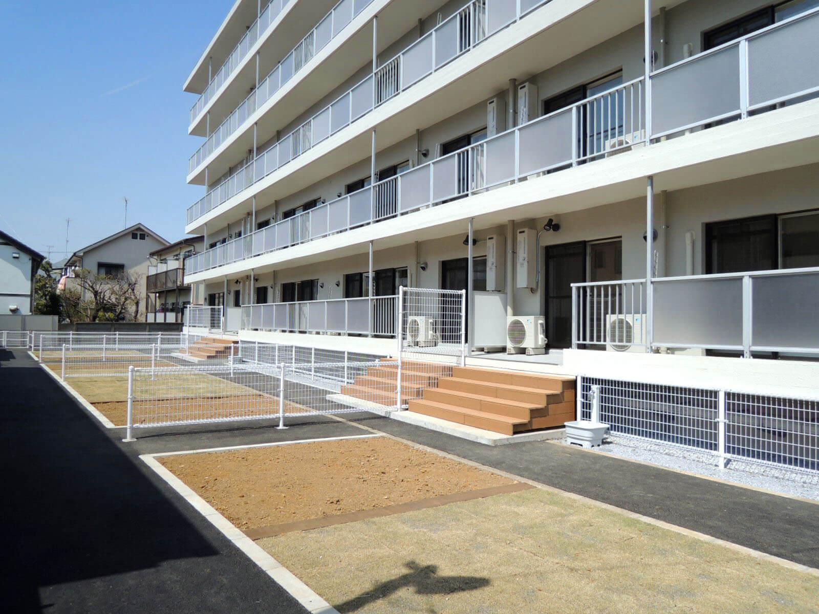 杉並区高円寺北の賃貸物件/初期設定の庭、現在は部屋ごとに使い方の個性が出ています