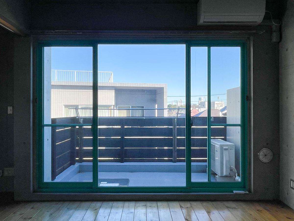 杉並区松ノ木の賃貸物件/窓枠がグリーンなのがアクセント