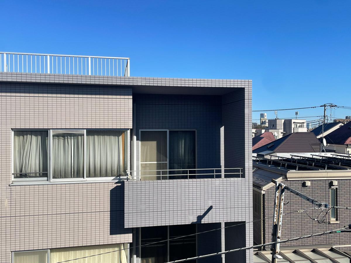 杉並区松ノ木の賃貸物件/バルコニーからの眺め。向かいのマンションが見えます