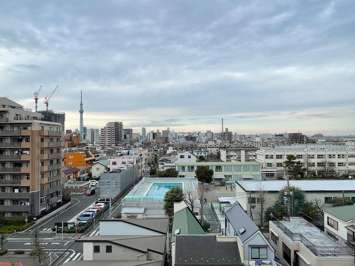 江戸川区平井の賃貸物件/西側の眺望。スカイツリーと総武線の電車が見えます