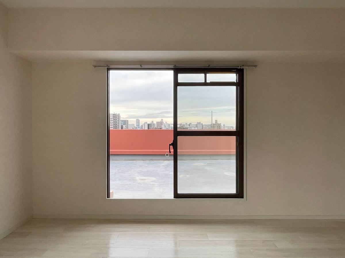 江戸川区平井の賃貸物件/リビングからルーフバルコニーに出られます