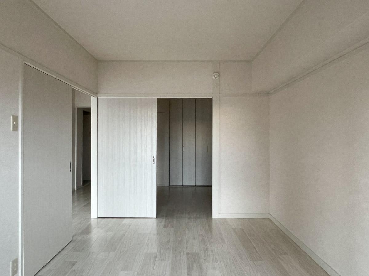江戸川区平井の賃貸物件/6畳の洋室。奥の洋室と繋がっています