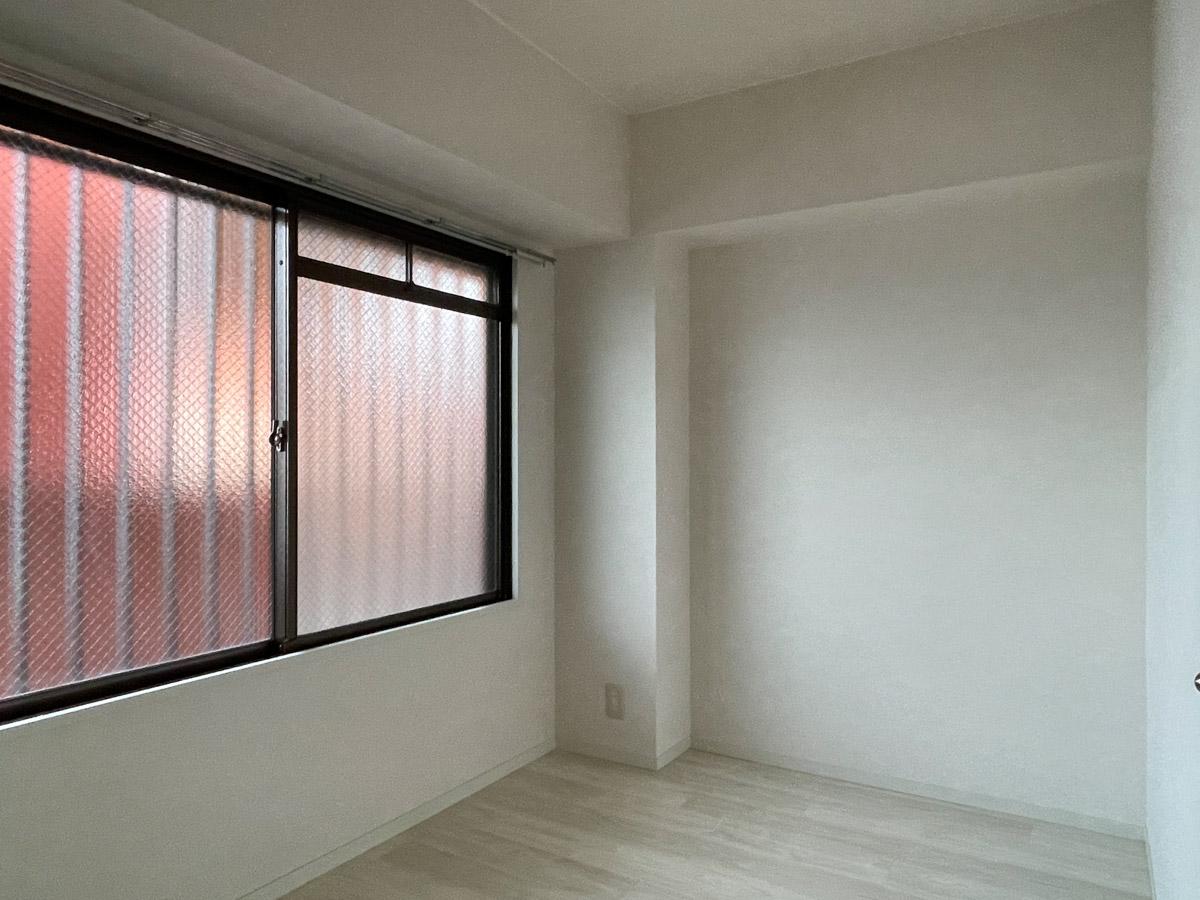 江戸川区平井の賃貸物件/北側3.2畳の洋室：窓の外は共用部です