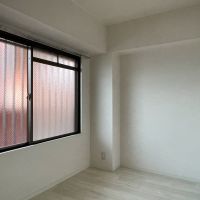 江戸川区平井の賃貸物件/北側3.2畳の洋室：窓の外は共用部です