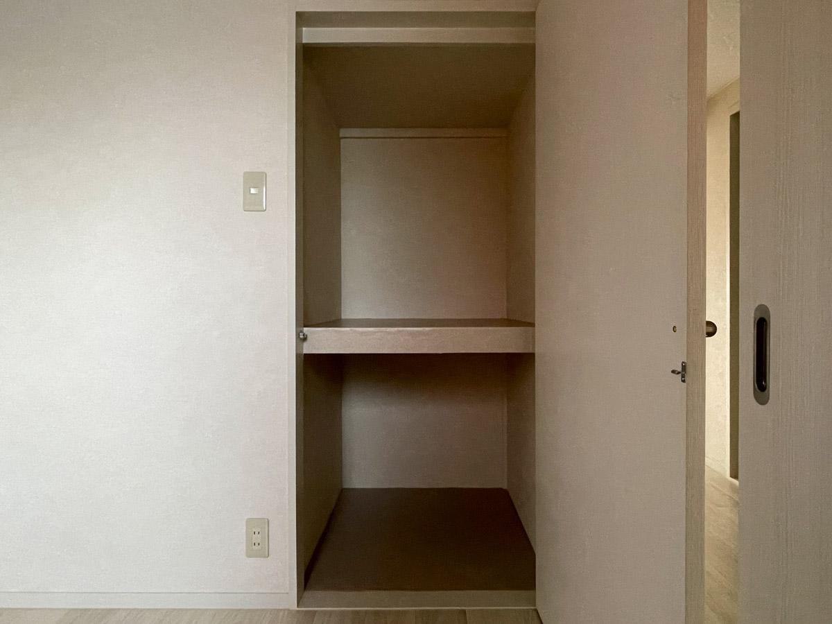 江戸川区平井の賃貸物件/北側3.2畳の洋室：収納は押し入れです