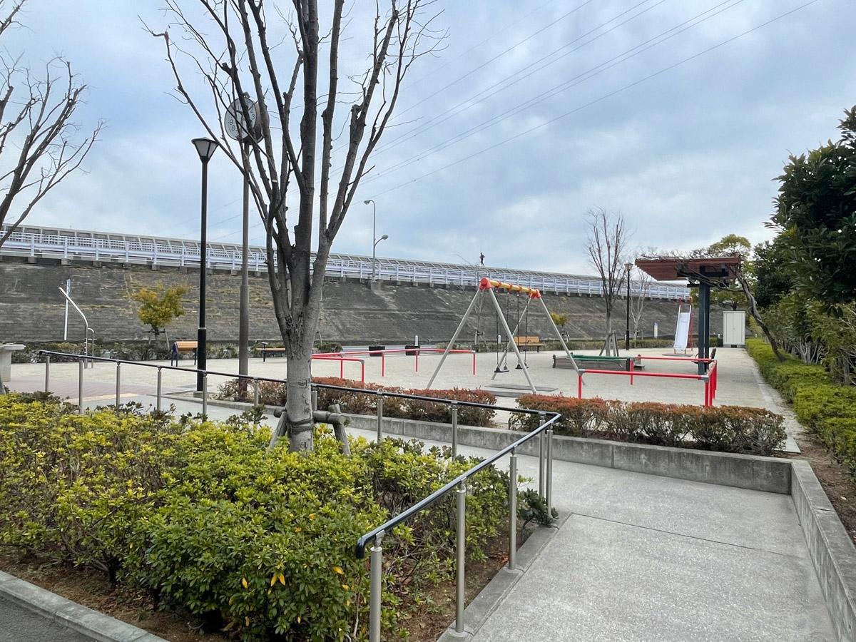 江戸川区平井の賃貸物件/荒川の堤防の手前にも、小さな公園があります