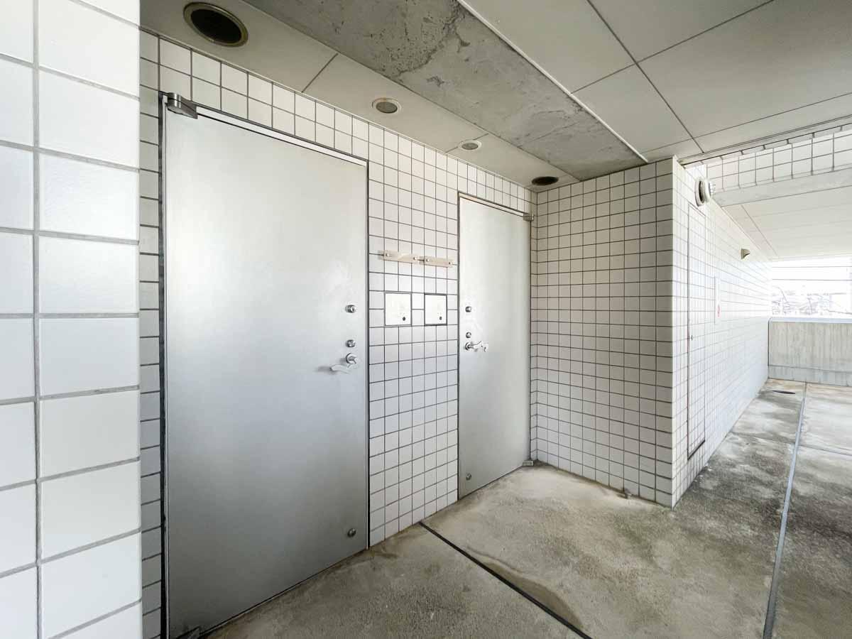 世田谷区代田の賃貸物件/右側が今回のお部屋の玄関