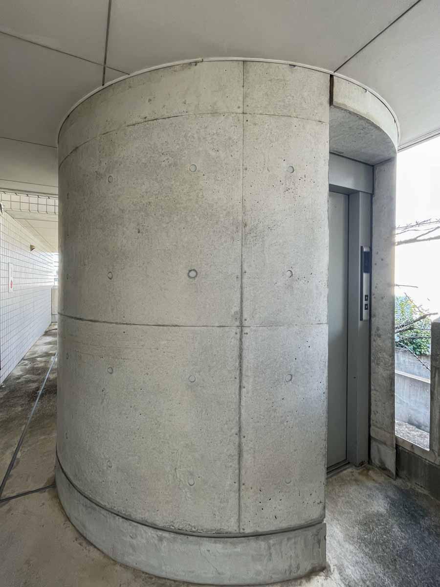 世田谷区代田の賃貸物件/円柱に収まるエレベーターが特徴的