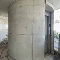 世田谷区代田の賃貸物件/円柱に収まるエレベーターが特徴的