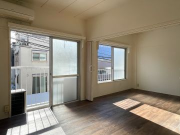 世田谷区池尻の賃貸物件/白の中のレトロな輪郭