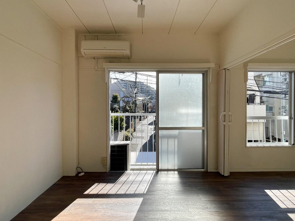 世田谷区池尻の賃貸物件/南側の窓に向かって