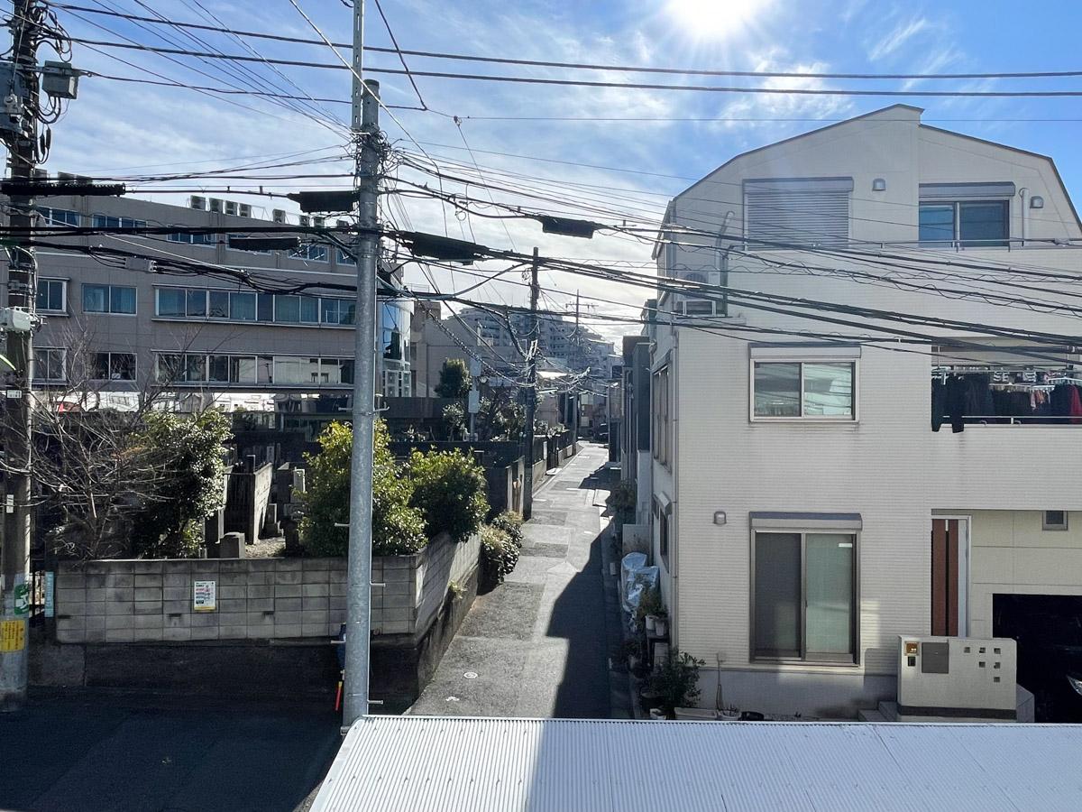 世田谷区池尻の賃貸物件/ベランダからの眺め。墓地が見えます