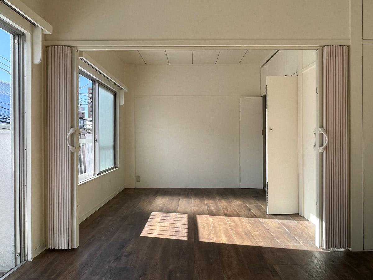 世田谷区池尻の賃貸物件/リビングと寝室はアコーディオンカーテンで区切ることができます