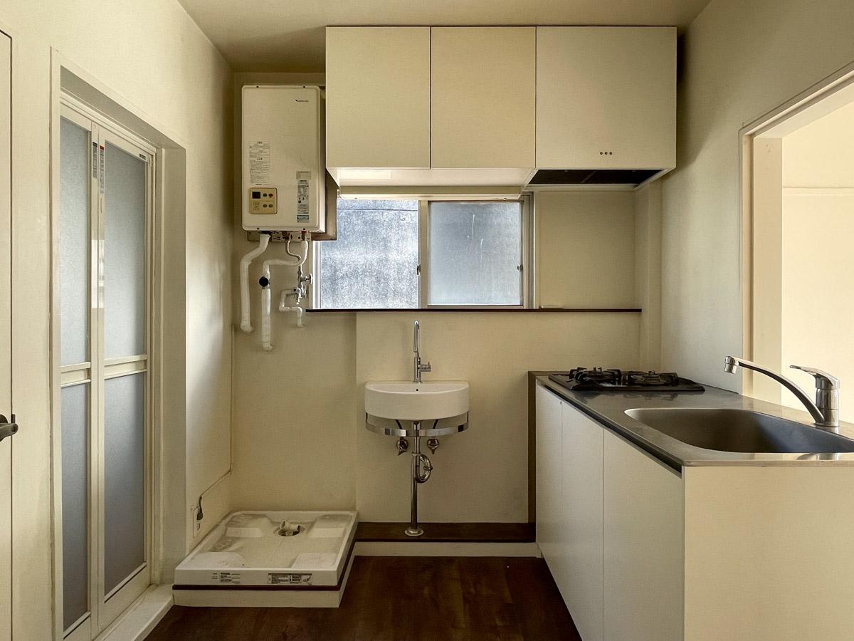 世田谷区池尻の賃貸物件/キッチンスペースに洗面台と洗濯機置き場があります