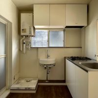 世田谷区池尻の賃貸物件/キッチンスペースに洗面台と洗濯機置き場があります