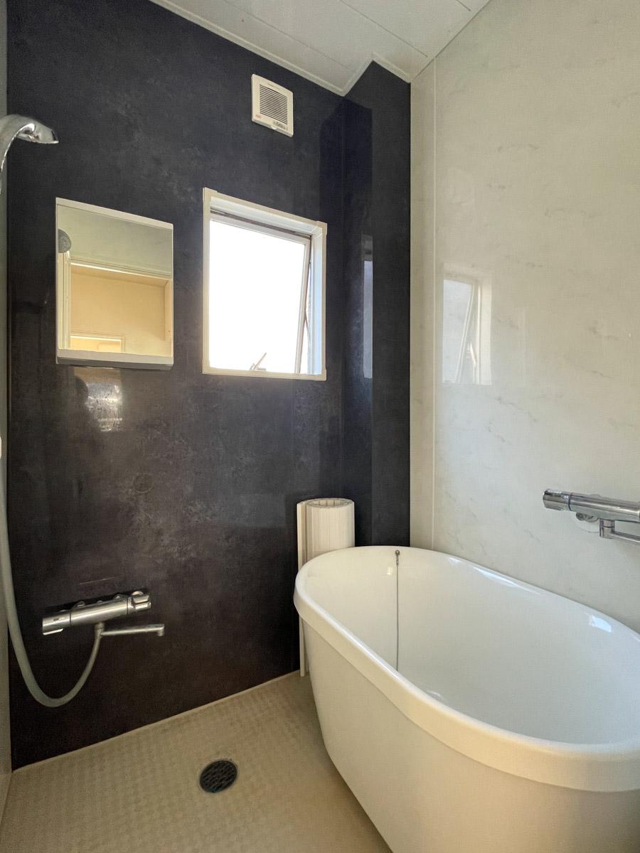 世田谷区池尻の賃貸物件/浴室。小さなサイズですが、丸っこい浴槽がかわいい