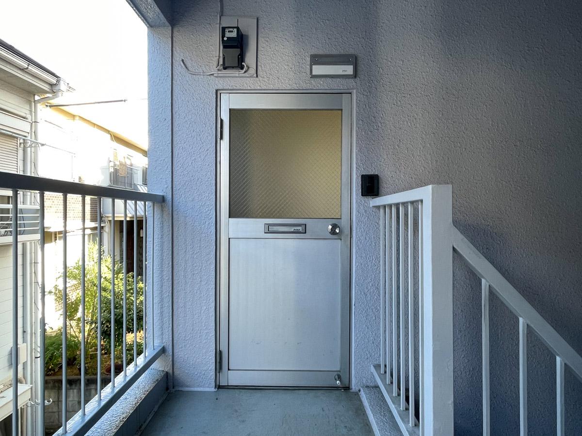 世田谷区池尻の賃貸物件/玄関ドアは上半分がすりガラスです