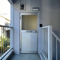 世田谷区池尻の賃貸物件/玄関ドアは上半分がすりガラスです