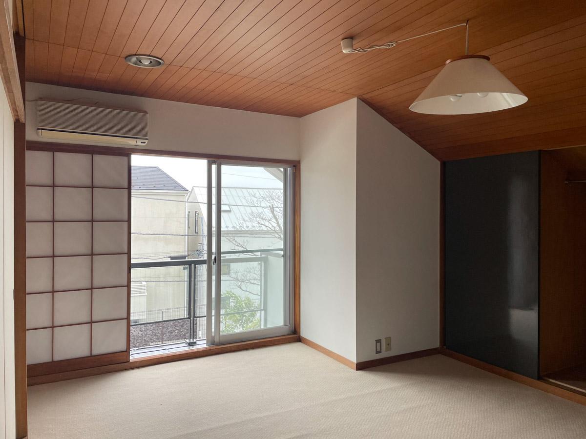 世田谷区代田の賃貸物件/2階：洋室。天井はリビング同様板張り、床はカーペット敷き