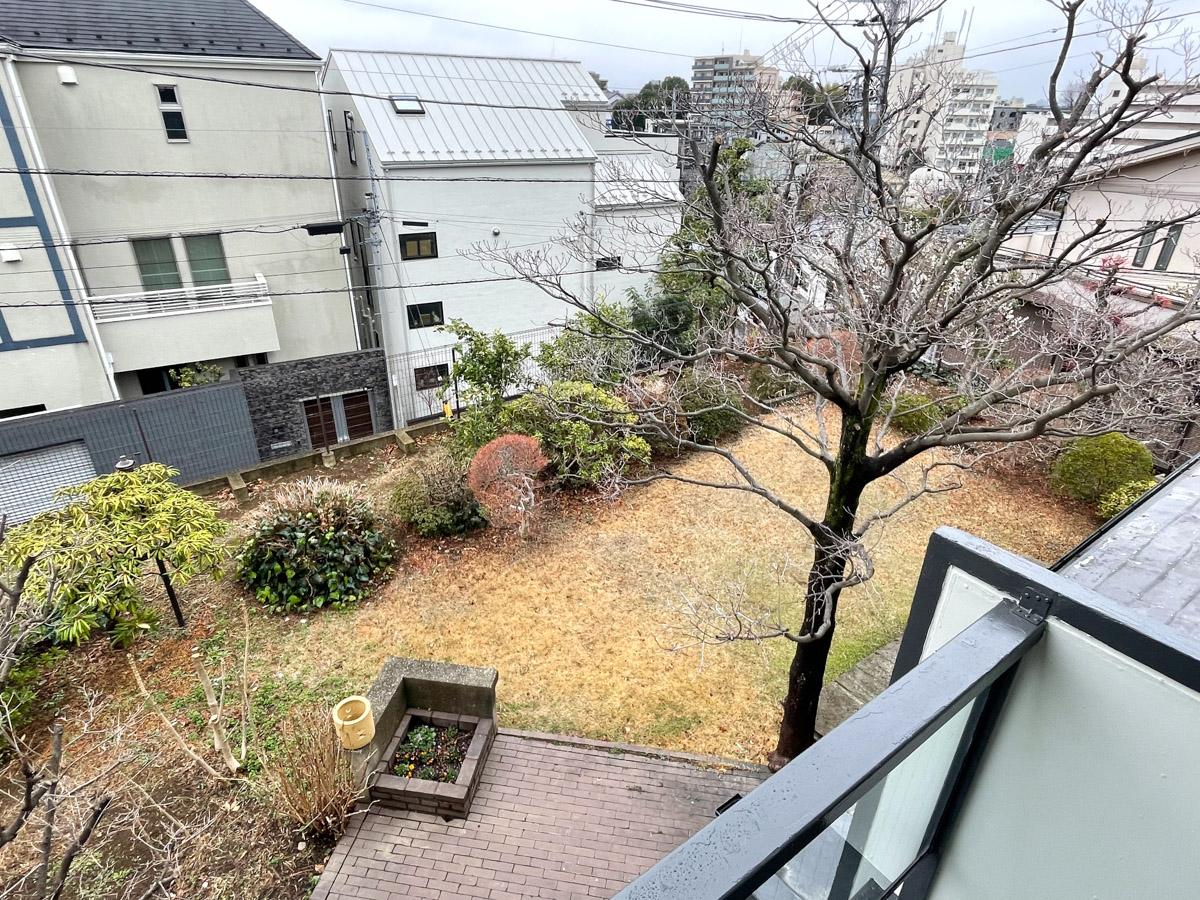世田谷区代田の賃貸物件/2階：ベランダから見た庭