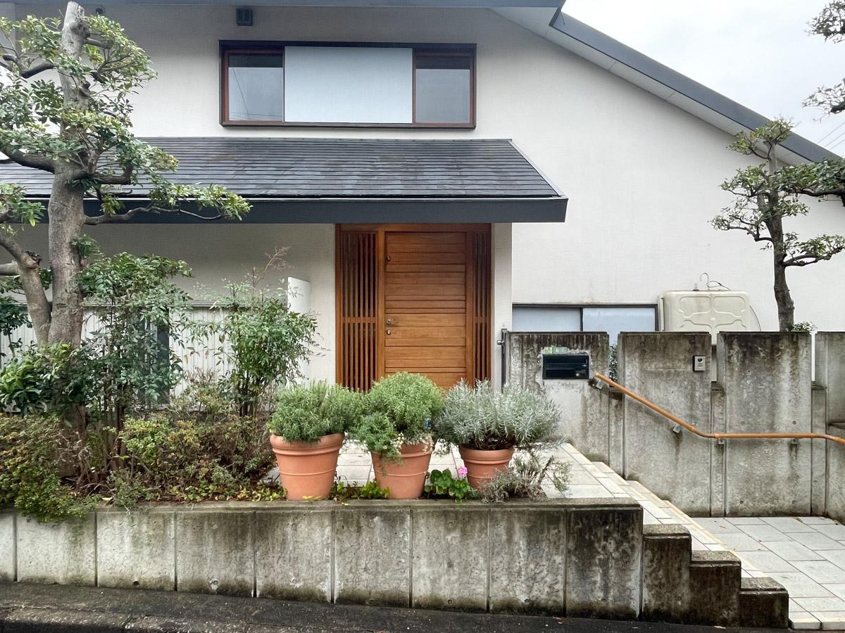 世田谷区代田の賃貸物件/玄関を外からみる