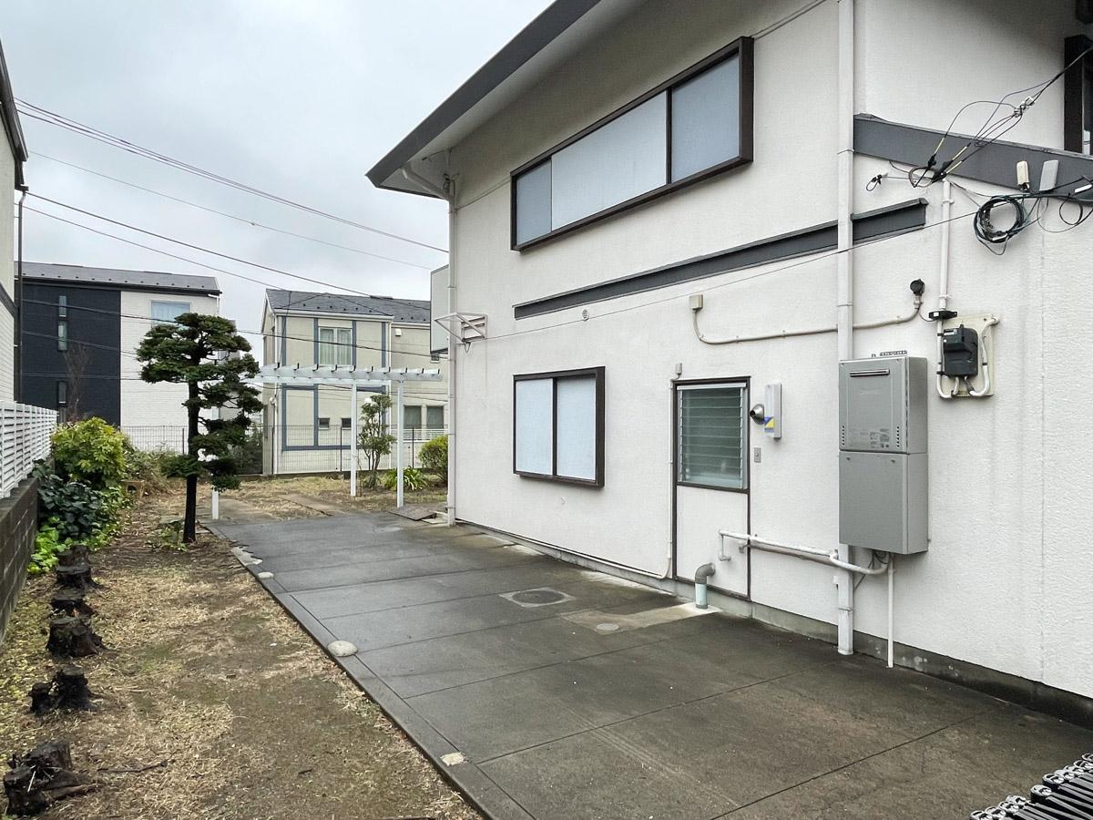 世田谷区代田の賃貸物件/建物の東側にある駐車スペース。縦列で2台駐車可能